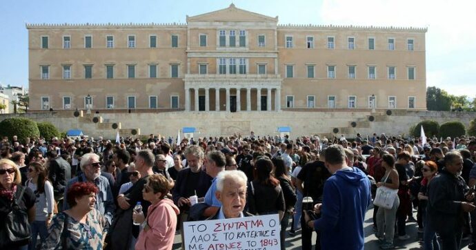 Grecia, il Parlamento approva il disegno di legge sulla giornata lavorativa da 13 ore