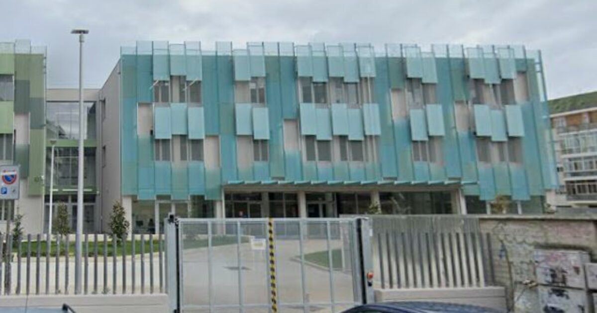 liceo evacuato a pescara fuga di ammoniaca da un laboratorio studenti intossicati scatta il protocollo per le maxi emergenze