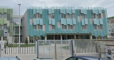 Copertina di Liceo evacuato: fuga di ammoniaca, studenti intossicati. Scatta il protocollo maxi-emergenze: “Concreto pericolo per la salute”