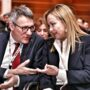 Copertina di Meloni contro Landini: “Mi ha dato della prostituta”. È scontro sulla parola “cortigiana”