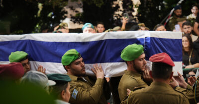 Copertina di Gaza, Sàar: “Hamas ci ridia i 19 ostaggi morti o viola l’accordo”. La Turchia: “Aiuteremo nelle ricerche”. Ankara, la carta di Trump per arginare Netanyahu