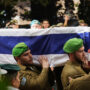 Copertina di Gaza, Sàar: “Hamas ci ridia i 19 ostaggi morti o viola l’accordo”. La Turchia: “Aiuteremo nelle ricerche”. Ankara, la carta di Trump per arginare Netanyahu