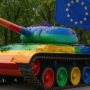 Copertina di Da ‘ReArm’ a ‘Preserving Peace’. Il piano di riarmo Ue cambia il pelo ma non il vizio: spremere i cittadini
