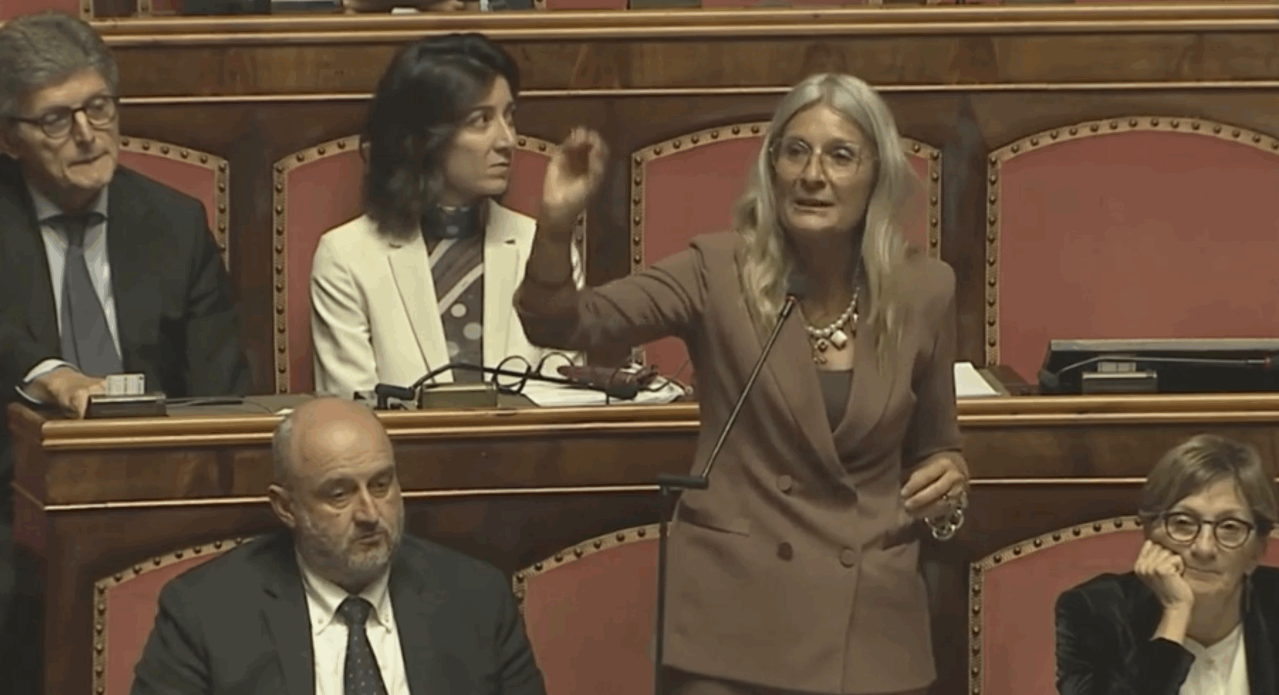 fratelli d8217italia vuole il ritorno delle pubblicit224 sessiste malpezzi pd contro l8217emendamento sullo stop alle affissioni discriminatorie