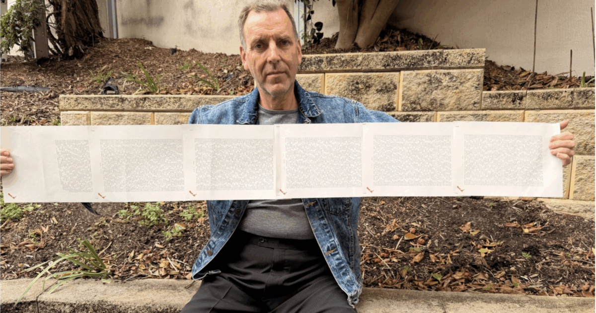 “Ho il nome più lungo al mondo, ci vogliono 6 pagine sui documenti per metterlo tutto. Al mio matrimonio il prete ci ha messo 20 minuti a leggerlo tutto”: l’incredibile storia di Laurence Watkins