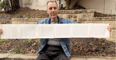 Copertina di “Ho il nome più lungo al mondo, ci vogliono 6 pagine sui documenti per metterlo tutto. Al mio matrimonio il prete ci ha messo 20 minuti a leggerlo tutto”: l’incredibile storia di Laurence Watkins