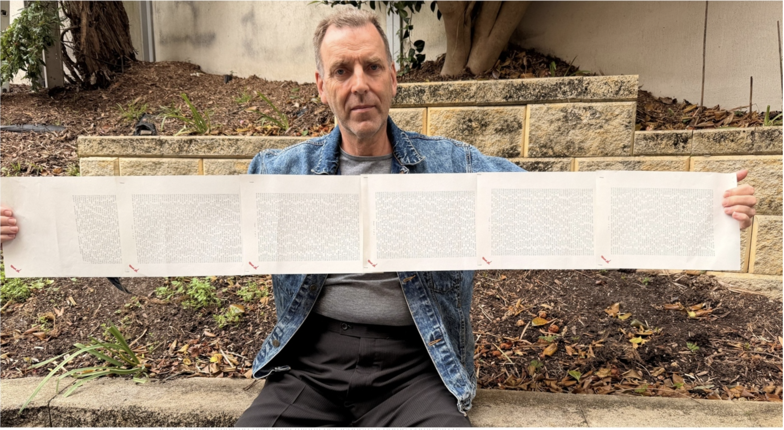 “Ho il nome più lungo al mondo, ci vogliono 6 pagine sui documenti per metterlo tutto. Al mio matrimonio il prete ci ha messo 20 minuti a leggerlo tutto”: l’incredibile storia di Laurence Watkins “Ho il nome più lungo al mondo, ci vogliono 6 pagine sui documenti per metterlo tutto. Al mio matrimonio il prete ci ha messo 20 minuti a leggerlo tutto”: l’incredibile storia di Laurence Watkins