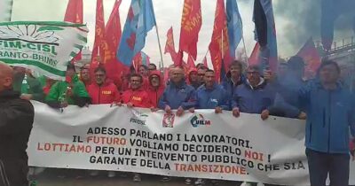 Copertina di Sciopero in tutte le fabbriche Ilva: gli operai di Taranto in corteo contro i rischi della vendita