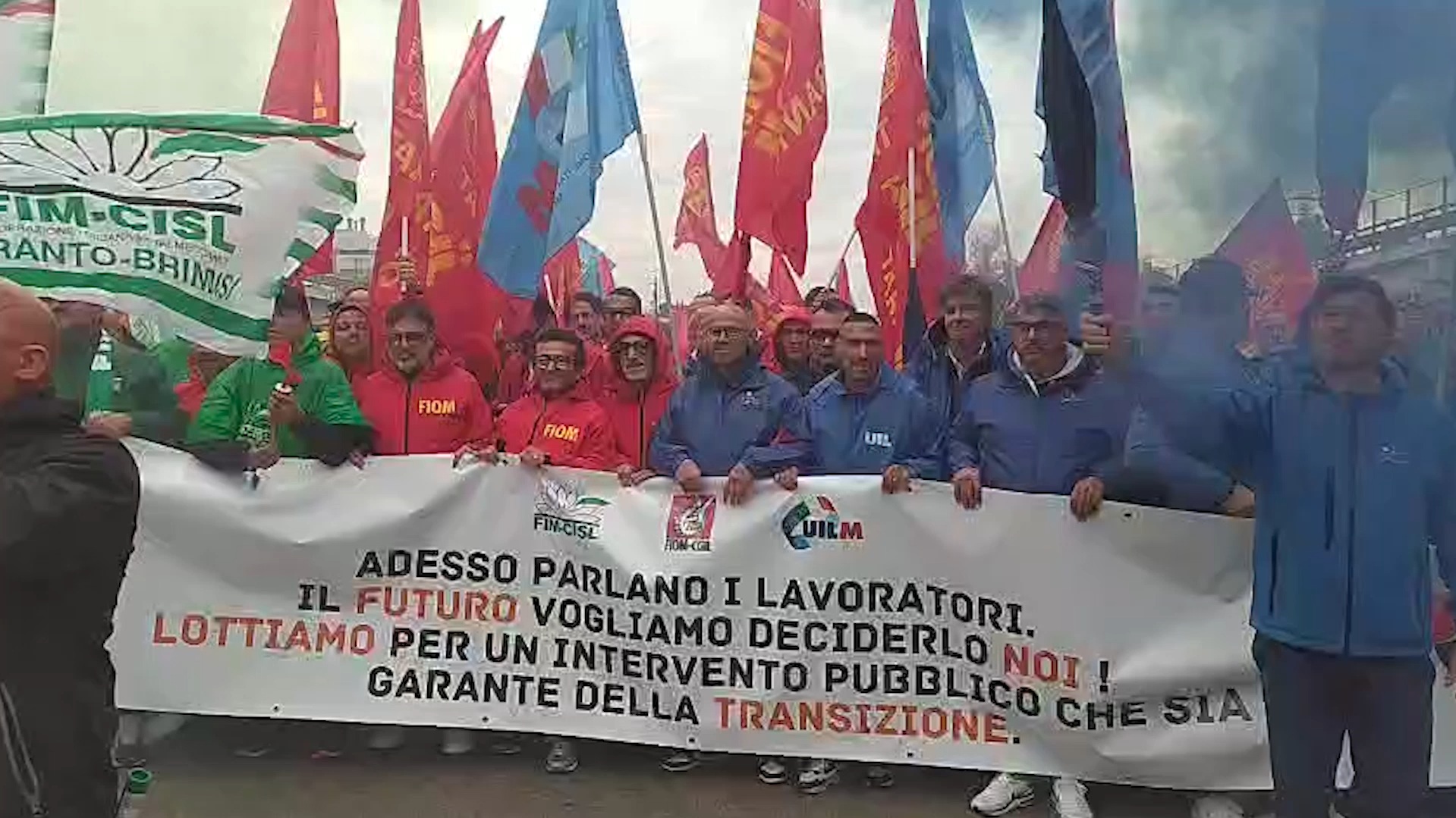 sciopero in tutte le fabbriche ilva gli operai di taranto in corteo contro i rischi della vendita