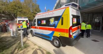 Copertina di Liceo evacuato a Pescara, l’arrivo delle ambulanze e gli studenti fuori dall’istituto – Video