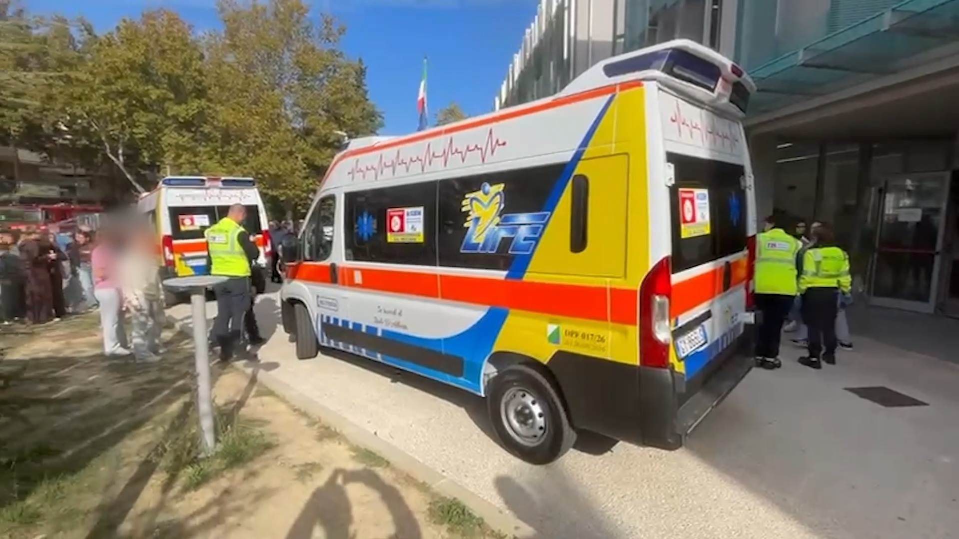 Liceo evacuato a Pescara, l’arrivo delle ambulanze e gli studenti fuori dall’istituto – Video Liceo evacuato a Pescara, l’arrivo delle ambulanze e gli studenti fuori dall’istituto – Video