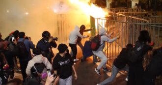 Copertina di In Perù migliaia di persone in piazza contro il governo, è la protesta della “Generazione Z”: un morto e decine di feriti negli scontri