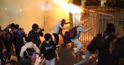 Copertina di In Perù migliaia di persone in piazza contro il governo, è la protesta della “Generazione Z”: un morto e decine di feriti negli scontri