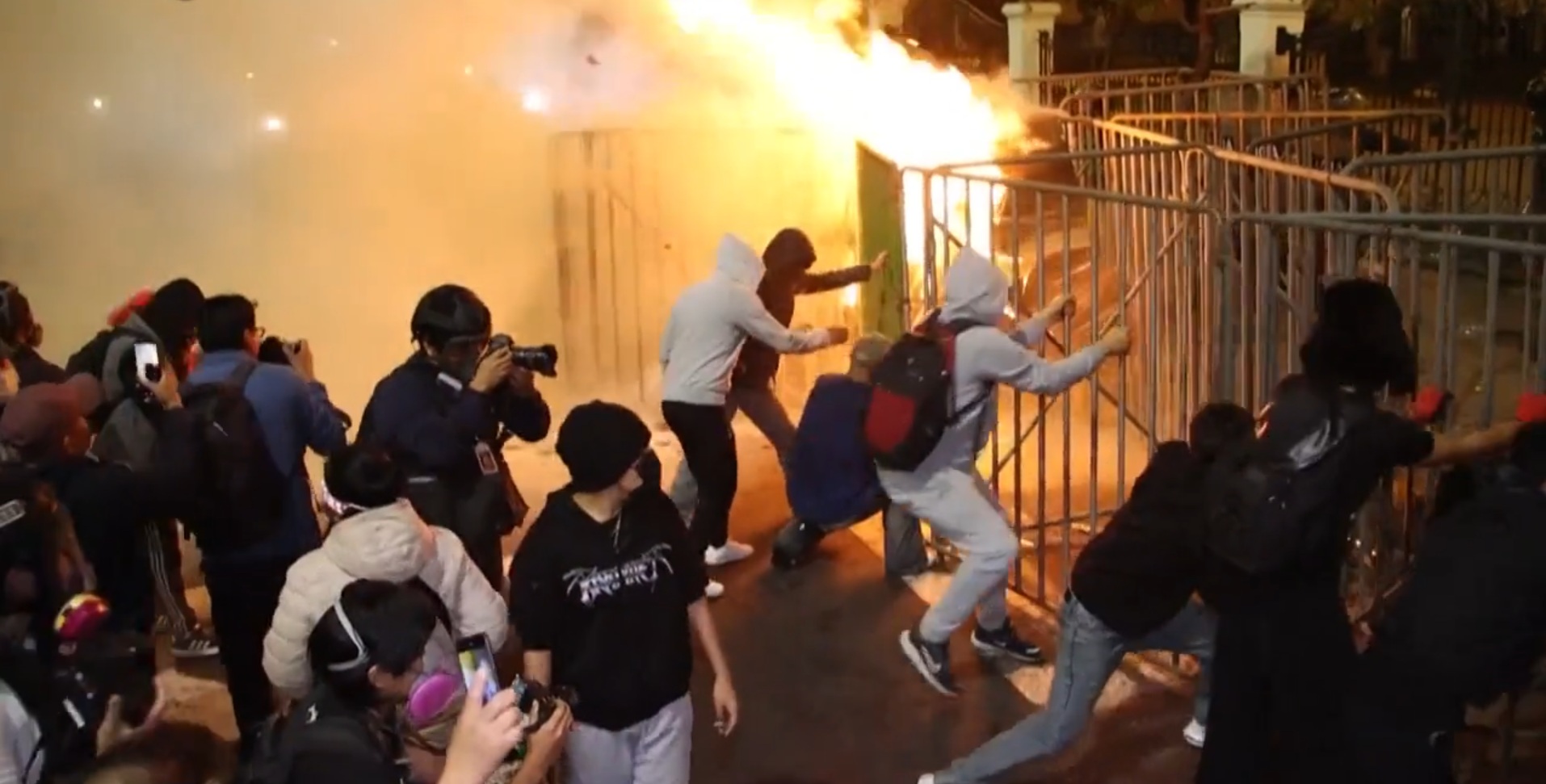 In Perù migliaia di persone in piazza contro il governo, è la protesta della “Generazione Z”: un morto e decine di feriti negli scontri In Perù migliaia di persone in piazza contro il governo, è la protesta della “Generazione Z”: un morto e decine di feriti negli scontri