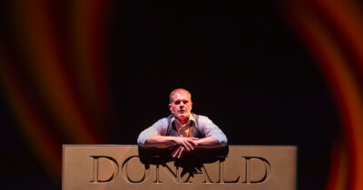 Copertina di Le lettere del preside ai genitori, quelle che lui scriveva alle ragazze, l’ossessione per l’oro: Stefano Massini racconta Donald Trump a teatro