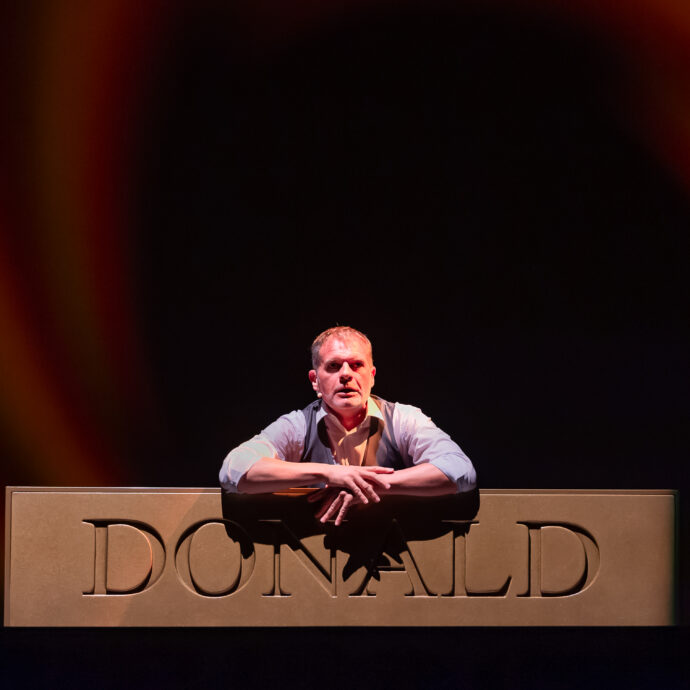 Le lettere del preside ai genitori, quelle che lui scriveva alle ragazze, l’ossessione per l’oro: Stefano Massini racconta Donald Trump a teatro