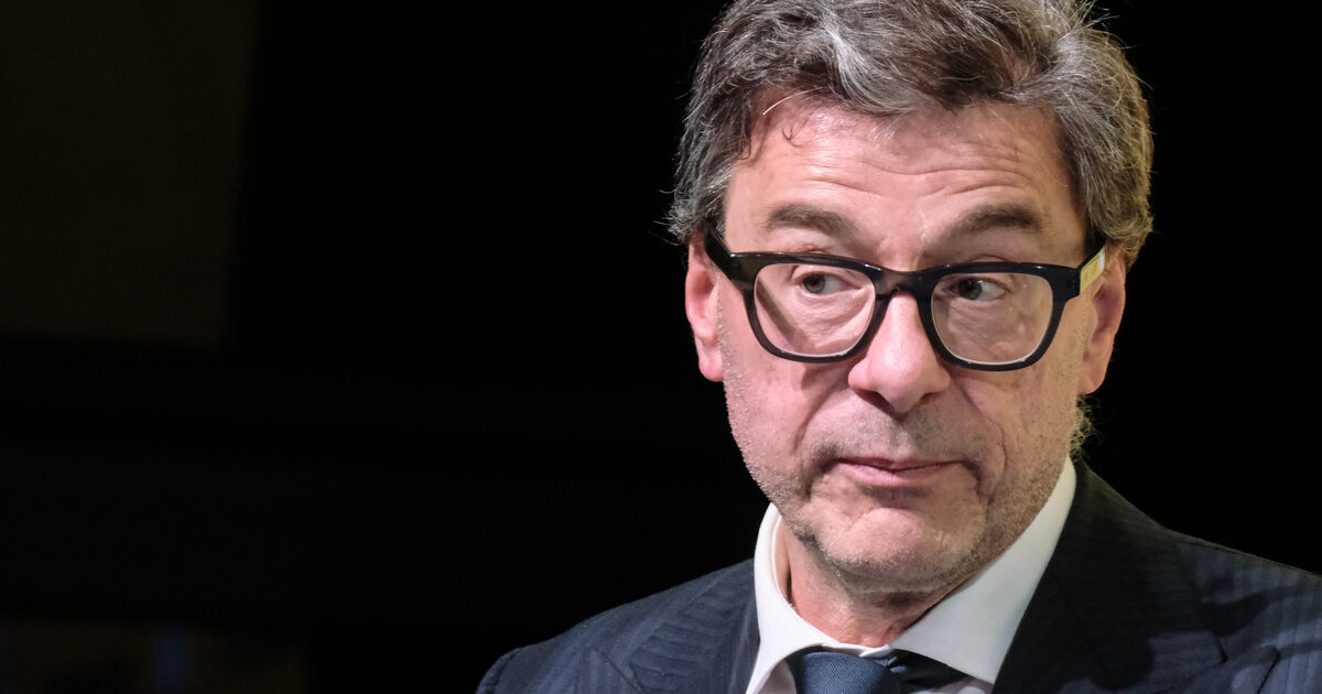 Ucraina, il ministro Giorgetti: “Servono un sacco di soldi e deve metterli l’Europa” Ucraina, il ministro Giorgetti: “Servono un sacco di soldi e deve metterli l’Europa”