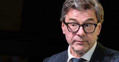 Copertina di Ucraina, Giorgetti: “Servono un sacco di soldi e deve metterli l’Europa”