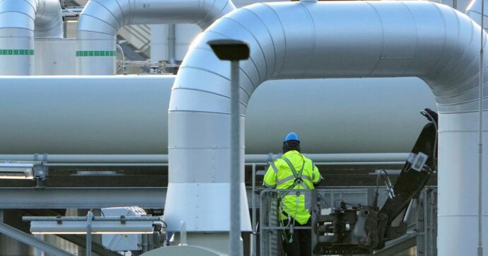 Gas e greggio russi. L’Unione anticipa di un anno lo stop alle importazioni