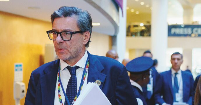 Manovra, dalle banche 12 miliardi. Tagli ai ministeri per otto miliardi