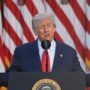 Copertina di “Trump vuole concedere lo status di rifugiati principalmente ai bianchi e ridurre i fondi all’osso”