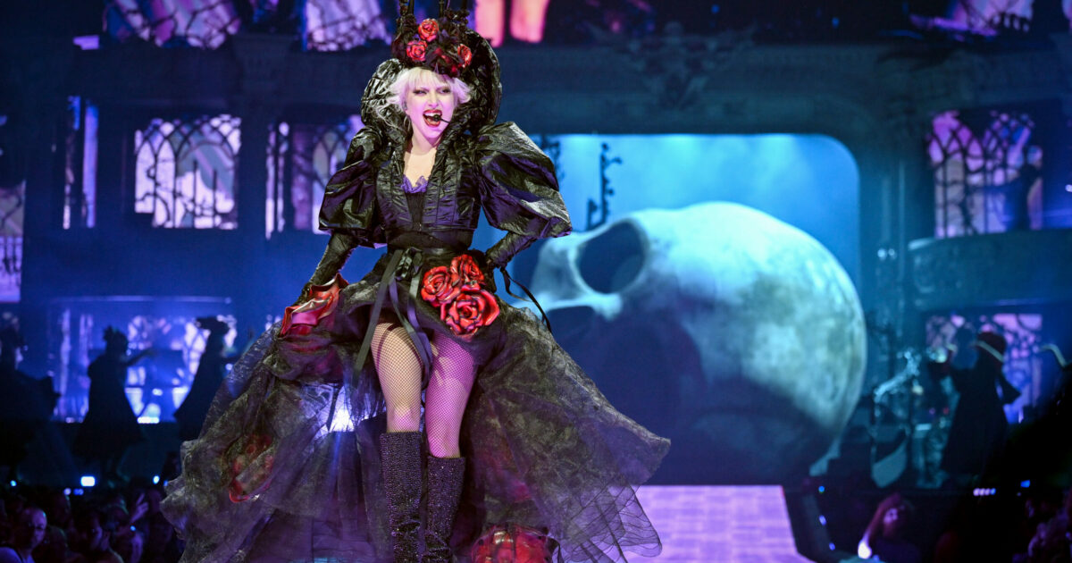 Lady Gaga in stato di grazia a Milano: con la sua opera pop più bella che celebra la vita e la morte, raggiunge nell’Olimpo delle performer sua Maestà Madonna