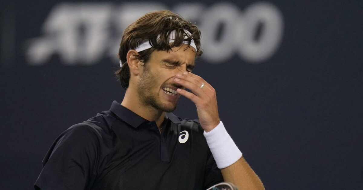 Musetti perde contro il servizio di Mpetshi Perricard (che spacca anche i bicchieri in tribuna): cosa cambia in ottica Atp Finals | La nuova classifica Race Musetti perde contro il servizio di Mpetshi Perricard (che spacca anche i bicchieri in tribuna): cosa cambia in ottica Atp Finals | La nuova classifica Race