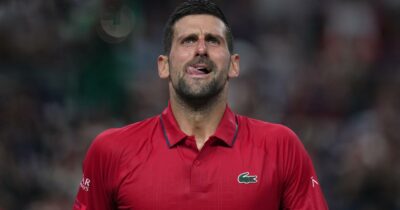 Copertina di Djokovic si inchina a Sinner: “Un treno in corsa, spacca la palla. Mi ha preso a calci nel c… Scusate tifosi, è colpa sua”