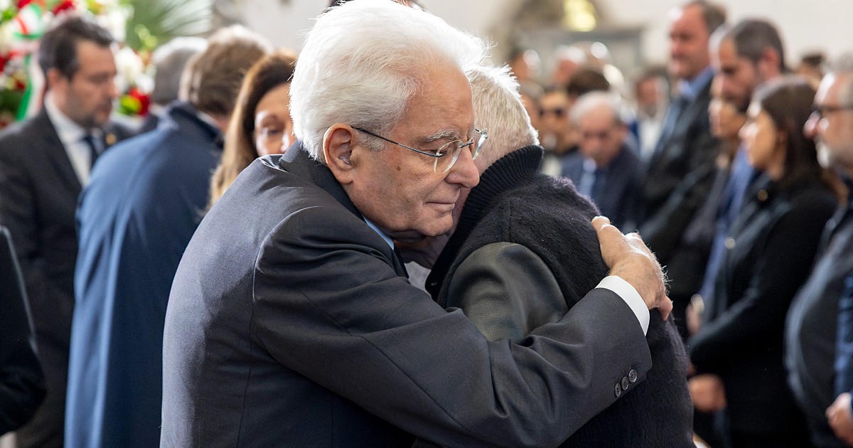 Funerali di Stato per i 3 carabinieri morti nell’esplosione. Mattarella, Meloni e migliaia di cittadini presenti Funerali di Stato per i 3 carabinieri morti nell’esplosione. Mattarella, Meloni e migliaia di cittadini presenti