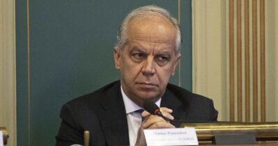 Copertina di Attentato a Ranucci, le reazioni della politica. Piantedosi: “Rafforzeremo ogni misura a sua protezione”