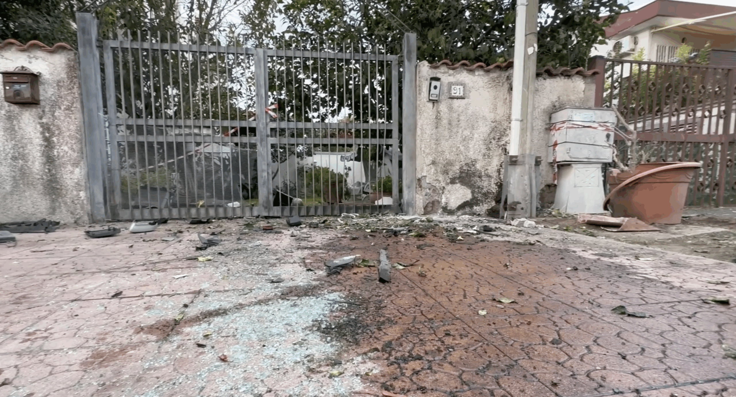 Attentato a Sigfrido Ranucci, i rilievi davanti all’abitazione del giornalista dopo l’esplosione: le immagini