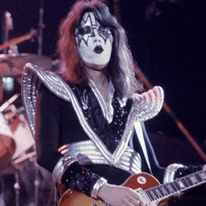 È morto Ace Frehley, chitarrista solista e membro fondatore della band Kiss. La famiglia: “Siamo distrutti, ricorderemo la sua risata e la gentilezza”