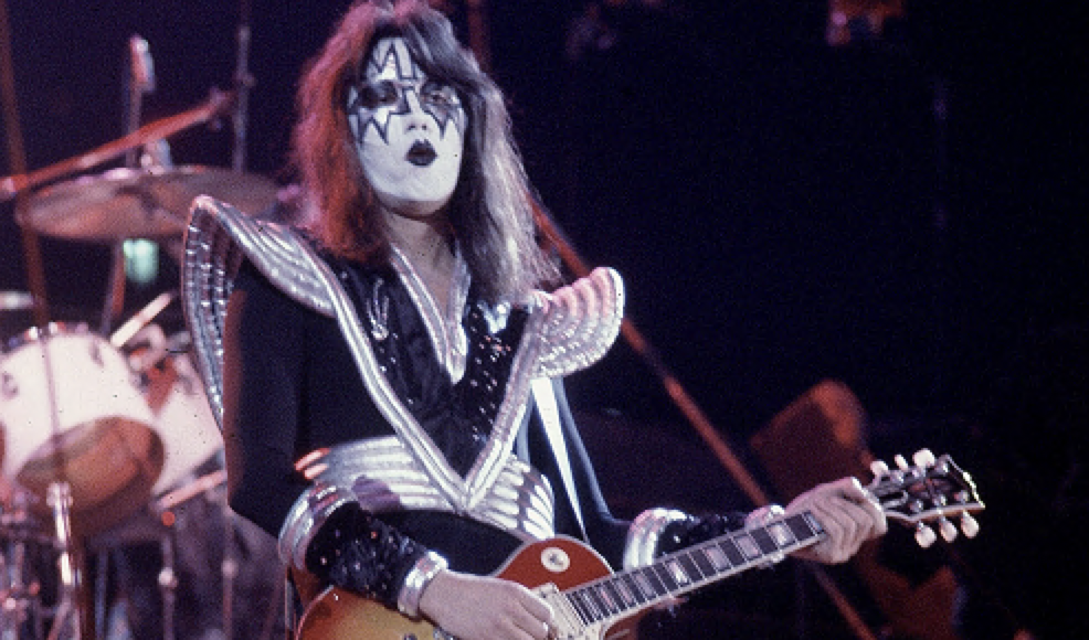 È morto Ace Frehley, chitarrista solista e membro fondatore della band Kiss. La famiglia: “Siamo distrutti, ricorderemo la sua risata e la gentilezza” È morto Ace Frehley, chitarrista solista e membro fondatore della band Kiss. La famiglia: “Siamo distrutti, ricorderemo la sua risata e la gentilezza”