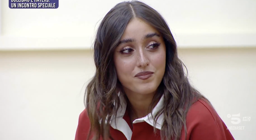 “Ho iniziato a detestare il mio corpo. Sono esplosa e ho deciso di tornare a fare terapia”: Giulia Stabile racconta la sua esperienza con il bullismo ad “Amici 25”