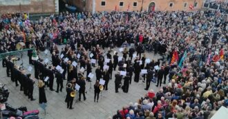 Copertina di Fenice in piazza anziché alla Prima: protesta di orchestra, coro e maestranze contro la nomina di Venezi. E al nome di Brugnaro partono fischi e buu