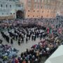 Copertina di La Fenice in piazza: protesta di orchestra, coro e maestranze contro la nomina di Venezi. Fischi al nome di Brugnaro