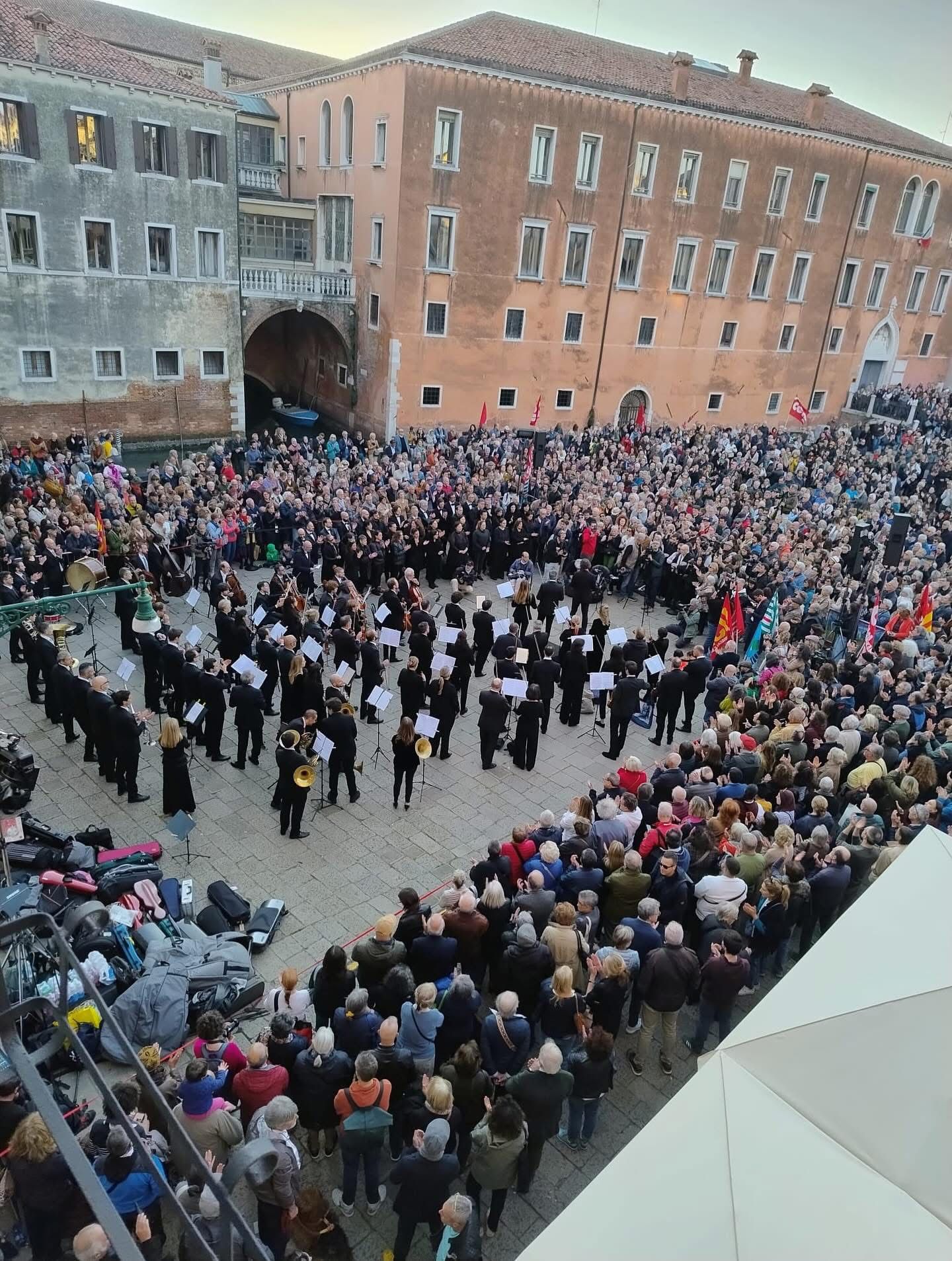 Fenice in piazza anziché alla Prima: protesta di orchestra, coro e maestranze contro la nomina di Venezi. E al nome di Brugnaro partono fischi e buu