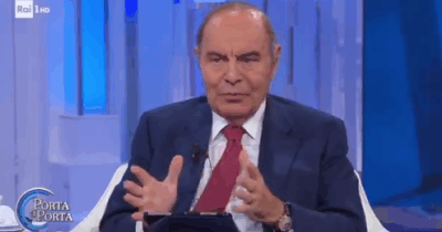 Copertina di “Crozza venerdì scorso ha giocato un pochino sulla mia intervista a Giorgia Meloni, io facevo delle domande ma sembra un monologo di lei”: Vespa non apprezza l’imitazione e risponde con un video