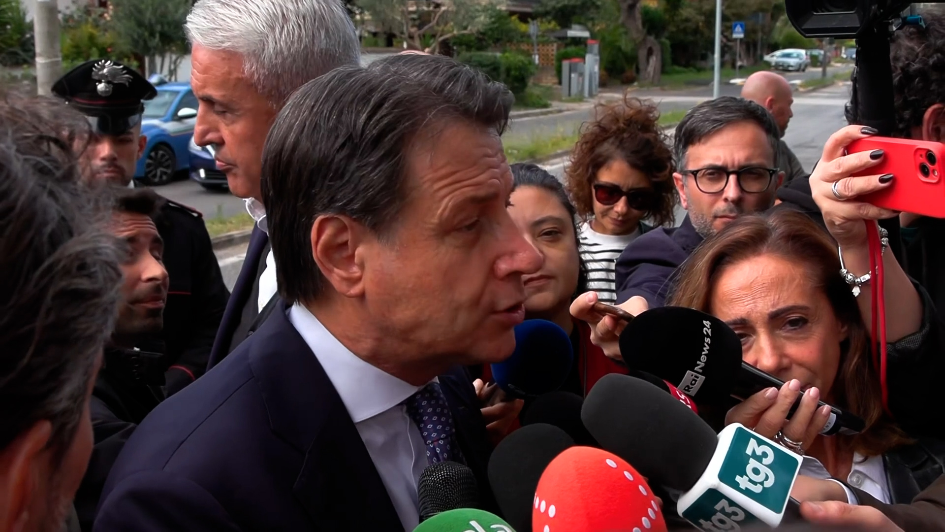 Conte visita la casa di Ranucci: “Delegittimato e abbandonato dalle istituzioni, in piazza martedì per la libertà di stampa”