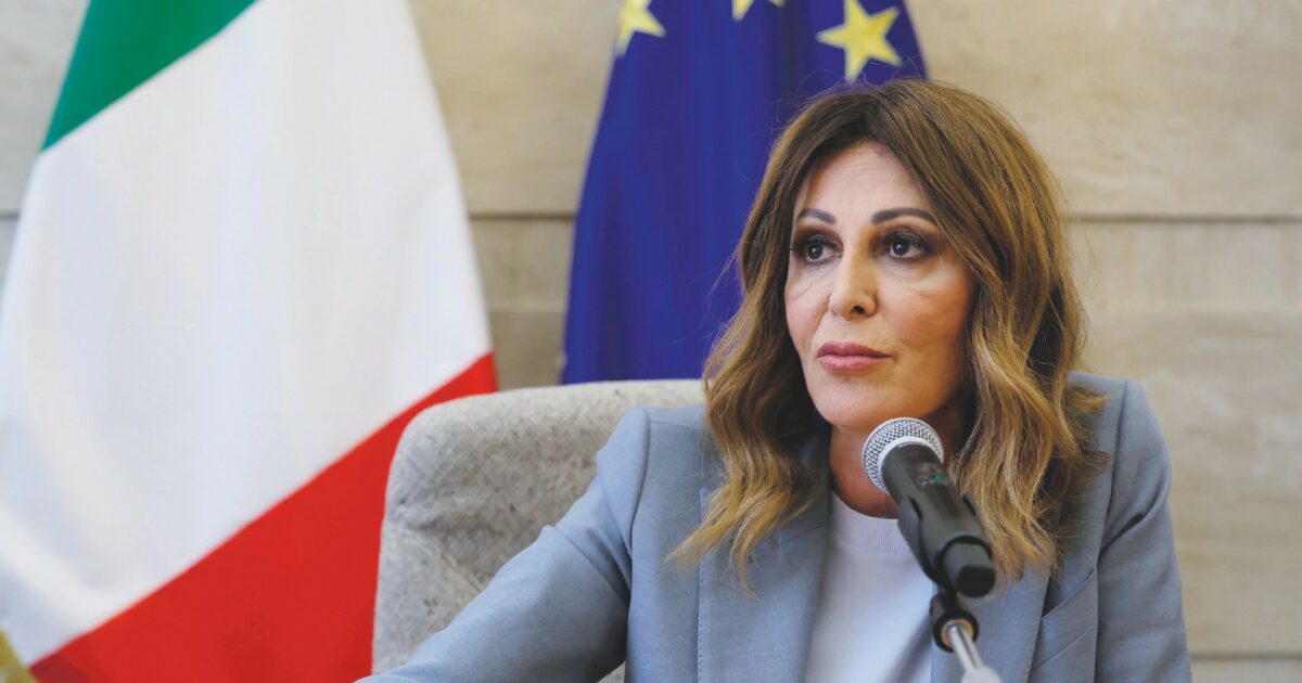 Santanché riposta articolo su una famiglia inglese trasferita in Italia. Ma non dice che è già pronta alla fuga Santanché riposta articolo su una famiglia inglese trasferita in Italia. Ma non dice che è già pronta alla fuga