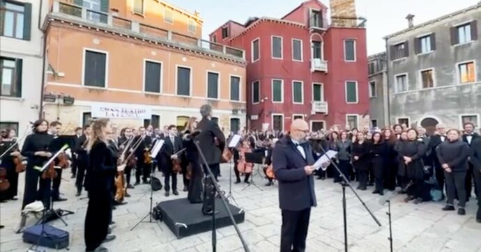 Venezia, una folla in piazza contro la nomina di Beatrice Venezi