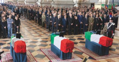 Copertina di Mattarella, Meloni e lacrime: in migliaia ai funerali dei carabinieri uccisi nel veronese