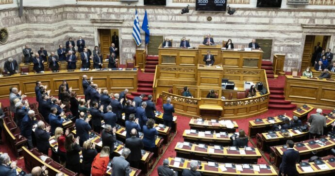 Tredici ore di lavoro al giorno e la Grecia torna cavia d’Europa. Ma andiamo tutti dalla stessa parte