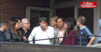 Copertina di Attentato a Ranucci, il presidio alla Rai: “Noi la tua scorta”. Lui si commuove. Fnsi: “Ora norme contro le querele temerarie”