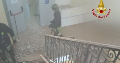 Copertina di Crollato un controsoffitto nella scuola superiore Diaz a Roma: vigili del fuoco in azione, istituto evacuato