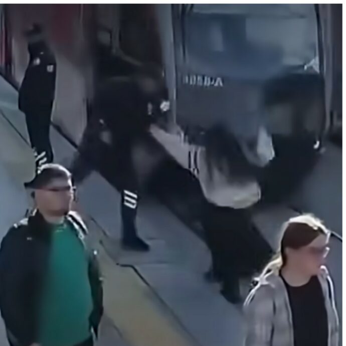 Donna con le cuffie non si accorge che il tram la sta per travolgere, viene salvata all’ultimo da una guardia – VIDEO