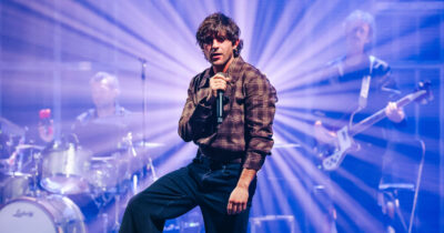 Copertina di “Volevo tornare a casa, in un luogo caloroso per condividere i sogni e la solitudine”: Rkomi felice come un bimbo cambia le carte in tavola a teatro e spiazza