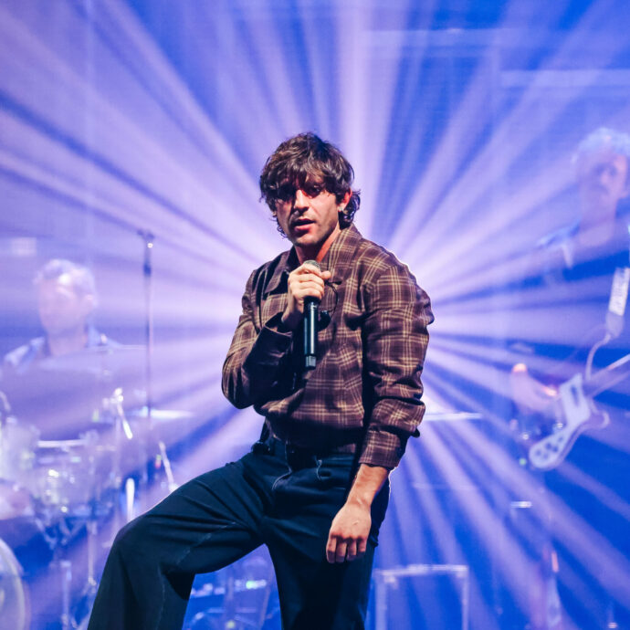 “Volevo tornare a casa, in un luogo caloroso per condividere i sogni e la solitudine”: Rkomi felice come un bimbo cambia le carte in tavola a teatro e spiazza