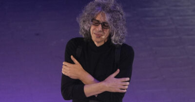 Copertina di “Il suono della flebo che finisce è un accordo di Re settima, è un segnale di appartenenza. Il tremore alle mani è ancora forte, ma voglio suonare anche con le dita che tremano”: Allevi parla della malattia