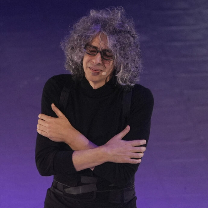 “Il suono della flebo che finisce è un accordo di Re settima, è un segnale di appartenenza. Il tremore alle mani è ancora forte, ma voglio suonare anche con le dita che tremano”: Allevi parla della malattia